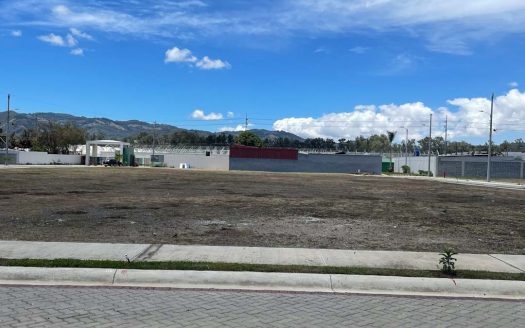 ¡Tranquilidad, estilo y confort! Todo esto su nuevo Condominio en Cartago. Lotes desde 167 m2 hasta 260 m2. Precio por m2 225.000. Cod 5691