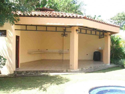 Bella casa en Exclusivo Condominio en La Ribera de Belén. Cod.3702