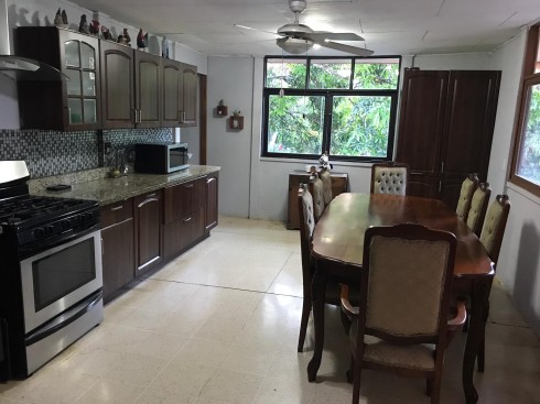 Hermosa Quinta en Atenas a Excelente Precio, con Amplia Casa con acabados de lujo, Piscina, Amplias y hermosas zonas verdes, Jardines,2 Ranchos para fiestas, en Zona de Alta Plusvalía, a 20 minutos de San José, Lujo y Diversión para su Familia o Empresa a un excelente precio, Invierta Ya!! 5294