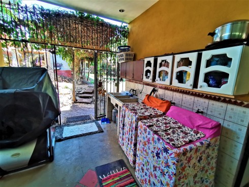 Hermosa Casa de 256m2, Con Rancho Estilo Típico 30m2, En una Extensión de 1007m2, Ubicado en La Garita de Alajuela, Antiguo Bosque Encantado. Cod 5677