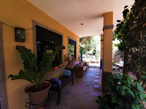 Hermosa Casa de 256m2, Con Rancho Estilo Típico 30m2, En una Extensión de 1007m2, Ubicado en La Garita de Alajuela, Antiguo Bosque Encantado. Cod 5677