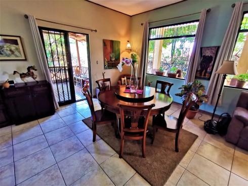 Hermosa Casa de 256m2, Con Rancho Estilo Típico 30m2, En una Extensión de 1007m2, Ubicado en La Garita de Alajuela, Antiguo Bosque Encantado. Cod 5677