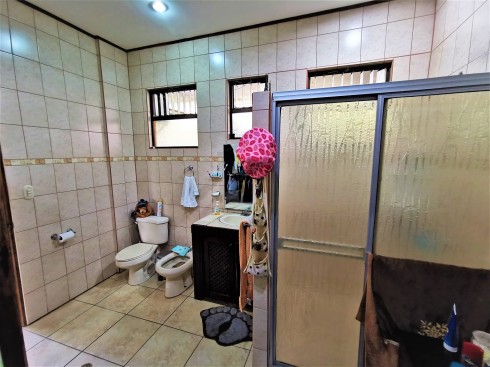 Hermosa Casa de 256m2, Con Rancho Estilo Típico 30m2, En una Extensión de 1007m2, Ubicado en La Garita de Alajuela, Antiguo Bosque Encantado. Cod 5677