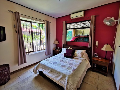 Hermosa Casa de 256m2, Con Rancho Estilo Típico 30m2, En una Extensión de 1007m2, Ubicado en La Garita de Alajuela, Antiguo Bosque Encantado. Cod 5677