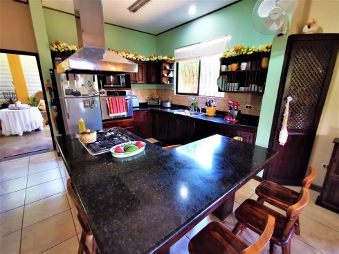 Hermosa Casa de 256m2, Con Rancho Estilo Típico 30m2, En una Extensión de 1007m2, Ubicado en La Garita de Alajuela, Antiguo Bosque Encantado. Cod 5677