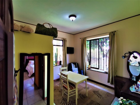 Hermosa Casa de 256m2, Con Rancho Estilo Típico 30m2, En una Extensión de 1007m2, Ubicado en La Garita de Alajuela, Antiguo Bosque Encantado. Cod 5677