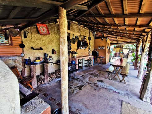 Hermosa Casa de 256m2, Con Rancho Estilo Típico 30m2, En una Extensión de 1007m2, Ubicado en La Garita de Alajuela, Antiguo Bosque Encantado. Cod 5677