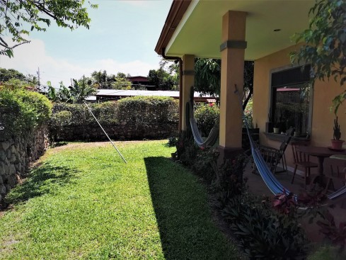 Hermosa Casa de 256m2, Con Rancho Estilo Típico 30m2, En una Extensión de 1007m2, Ubicado en La Garita de Alajuela, Antiguo Bosque Encantado. Cod 5677
