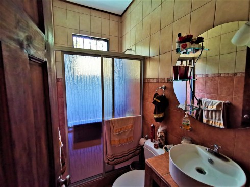 Hermosa Casa de 256m2, Con Rancho Estilo Típico 30m2, En una Extensión de 1007m2, Ubicado en La Garita de Alajuela, Antiguo Bosque Encantado. Cod 5677