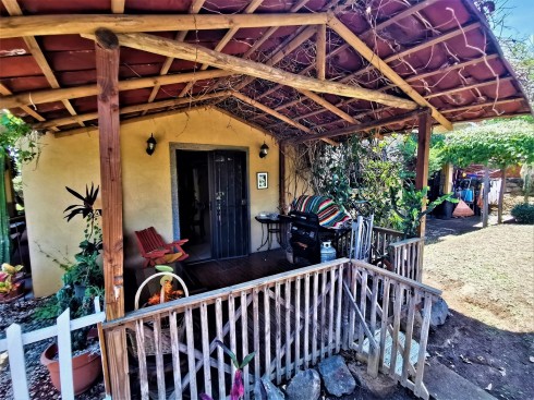 Hermosa Casa de 256m2, Con Rancho Estilo Típico 30m2, En una Extensión de 1007m2, Ubicado en La Garita de Alajuela, Antiguo Bosque Encantado. Cod 5677