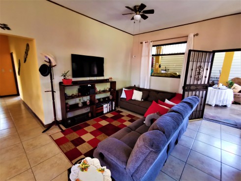 Hermosa Casa de 256m2, Con Rancho Estilo Típico 30m2, En una Extensión de 1007m2, Ubicado en La Garita de Alajuela, Antiguo Bosque Encantado. Cod 5677