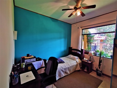 Hermosa Casa de 256m2, Con Rancho Estilo Típico 30m2, En una Extensión de 1007m2, Ubicado en La Garita de Alajuela, Antiguo Bosque Encantado. Cod 5677