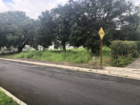 OPORTUNIDAD, 2 Lotes en residencial exclusivo, a 5min de Forum II, Cerca de Terrazas Lindora, 1,102m2 y 1,050m2. Se venden juntos o separados $160 usd x m2 COD. 6202