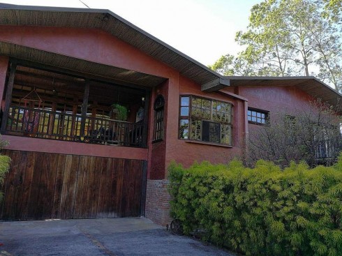 ¡OPORTUNIDAD! Hermosa y Amplia Propiedad Estilo Colonial y Rodeada de Naturaleza a Solo 3 Mins del Centro de Alajuela, Uso de Suelo Comercial y Residencial. COD. 6291