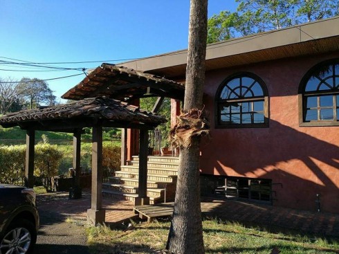 ¡OPORTUNIDAD! Hermosa y Amplia Propiedad Estilo Colonial y Rodeada de Naturaleza a Solo 3 Mins del Centro de Alajuela, Uso de Suelo Comercial y Residencial. COD. 6291