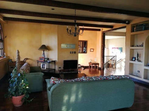 ¡OPORTUNIDAD! Hermosa y Amplia Propiedad Estilo Colonial y Rodeada de Naturaleza a Solo 3 Mins del Centro de Alajuela, Uso de Suelo Comercial y Residencial. COD. 6291