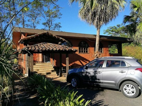 ¡OPORTUNIDAD! Hermosa y Amplia Propiedad Estilo Colonial y Rodeada de Naturaleza a Solo 3 Mins del Centro de Alajuela, Uso de Suelo Comercial y Residencial. COD. 6291