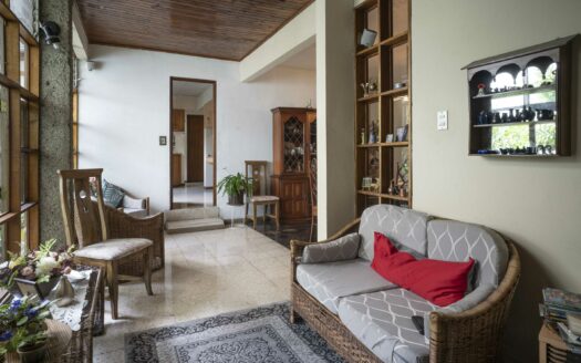 Casa en Zapote USO DE SUELO MIXTO: Amplia, cómoda y bien ubicada, ¡ideal para tu familia o Negocio! cod.5864