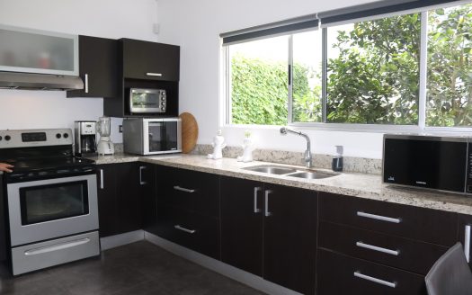 ¡OPORTUNIDAD! HERMOSA CASA MODERNA CON HERMOSOS ACABADOS EN RESIDENCIAL PRIVADO. COD. 31557