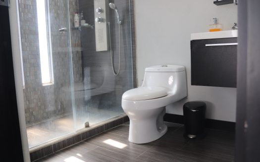 ¡OPORTUNIDAD! HERMOSA CASA MODERNA CON HERMOSOS ACABADOS EN RESIDENCIAL PRIVADO. COD. 31557