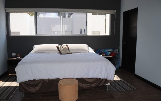 ¡OPORTUNIDAD! HERMOSA CASA MODERNA CON HERMOSOS ACABADOS EN RESIDENCIAL PRIVADO. COD. 31557