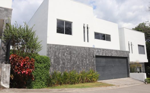 ¡OPORTUNIDAD! HERMOSA CASA MODERNA CON HERMOSOS ACABADOS EN RESIDENCIAL PRIVADO. COD. 31557