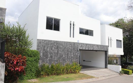 ¡OPORTUNIDAD! HERMOSA CASA MODERNA CON HERMOSOS ACABADOS EN RESIDENCIAL PRIVADO. COD. 31557