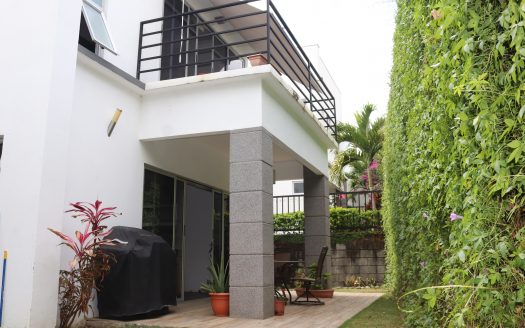 ¡OPORTUNIDAD! HERMOSA CASA MODERNA CON HERMOSOS ACABADOS EN RESIDENCIAL PRIVADO. COD. 31557
