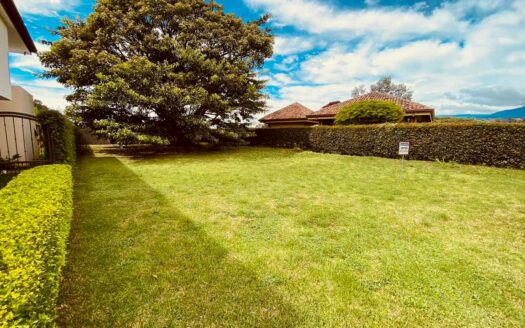 Oportunidad! Lote plano y Esquinero en Condominio en Los Angeles de Santo Domingo. Cod. 30779