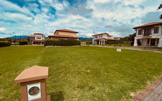 Oportunidad! Lote plano y Esquinero en Condominio en Los Angeles de Santo Domingo. Cod. 30779