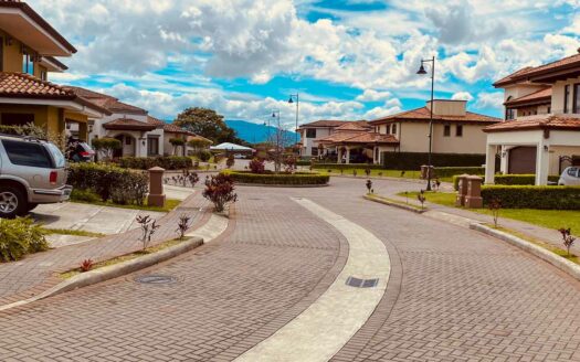 Oportunidad! Lote plano y Esquinero en Condominio en Los Angeles de Santo Domingo. Cod. 30779