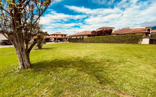 Oportunidad! Lote plano y Esquinero en Condominio en Los Angeles de Santo Domingo. Cod. 30779