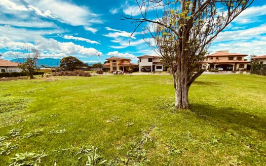 Oportunidad! Lote plano y Esquinero en Condominio en Los Angeles de Santo Domingo. Cod. 30779