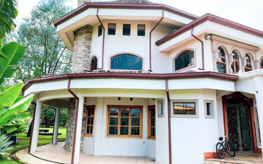 Rebajada!!! Venta de Casa de ensueño en San Isidro de Heredia, construida en Lote de 2600 M2. Cód 45566