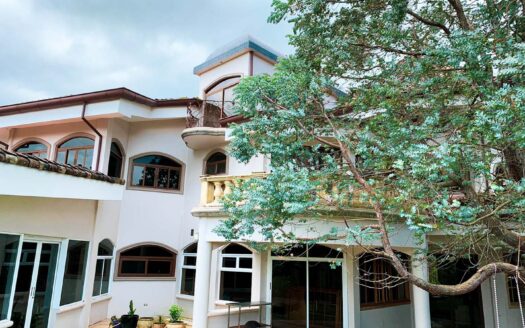 Rebajada!!! Venta de Casa de ensueño en San Isidro de Heredia, construida en Lote de 2600 M2. Cód 45566