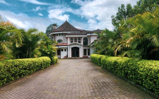 Rebajada!!! Venta de Casa de ensueño en San Isidro de Heredia, construida en Lote de 2600 M2. Cód 45566