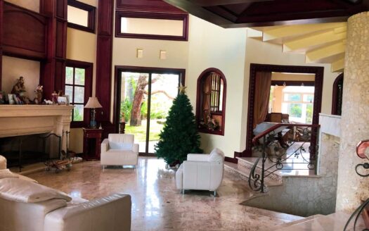 Rebajada!!! Venta de Casa de ensueño en San Isidro de Heredia, construida en Lote de 2600 M2. Cód 45566