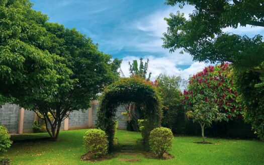 Rebajada!!! Venta de Casa de ensueño en San Isidro de Heredia, construida en Lote de 2600 M2. Cód 45566