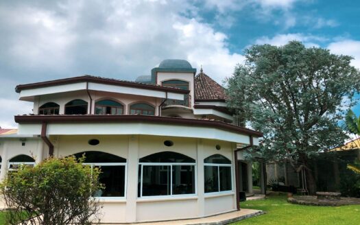 Rebajada!!! Venta de Casa de ensueño en San Isidro de Heredia, construida en Lote de 2600 M2. Cód 45566