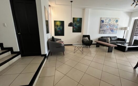 Preciosa casa con amplios espacios y finos acabados en Trejos Montealegre Cod 61857