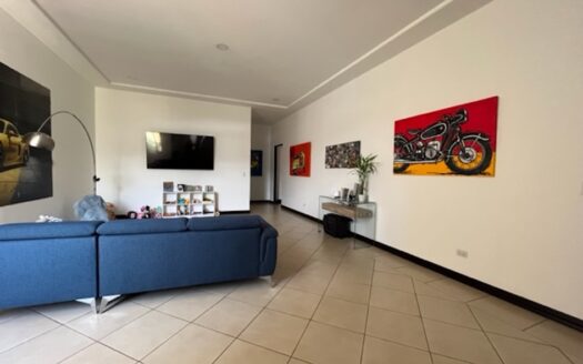 Preciosa casa con amplios espacios y finos acabados en Trejos Montealegre Cod 61857