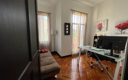 Preciosa casa con amplios espacios y finos acabados en Trejos Montealegre Cod 61857