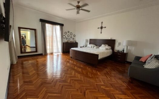 Preciosa casa con amplios espacios y finos acabados en Trejos Montealegre Cod 61857