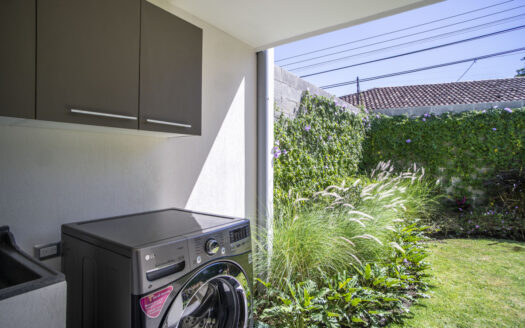 PRECIOSA CASA EN ESCAZU $310,000.00!! En condominio con espectaculares amenidades . COD 74511