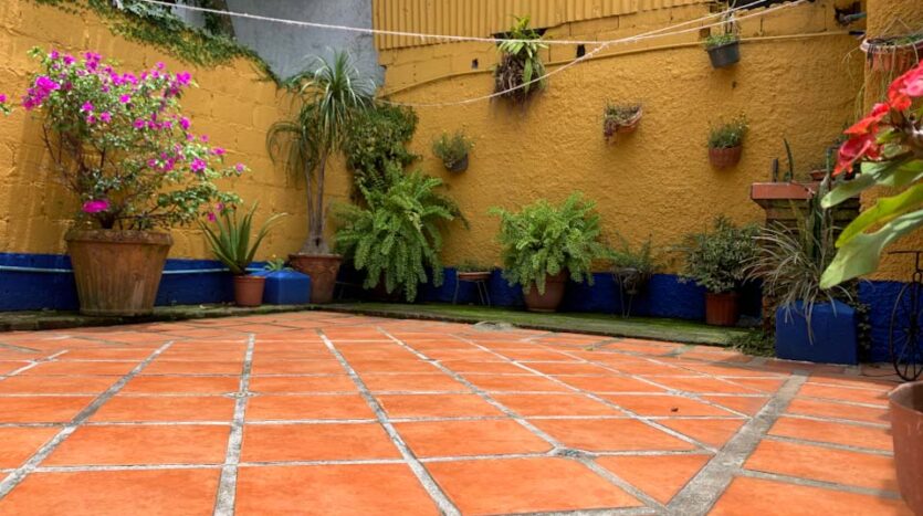 Casa esquinera con lote adjunto en venta en Pavas-Patio