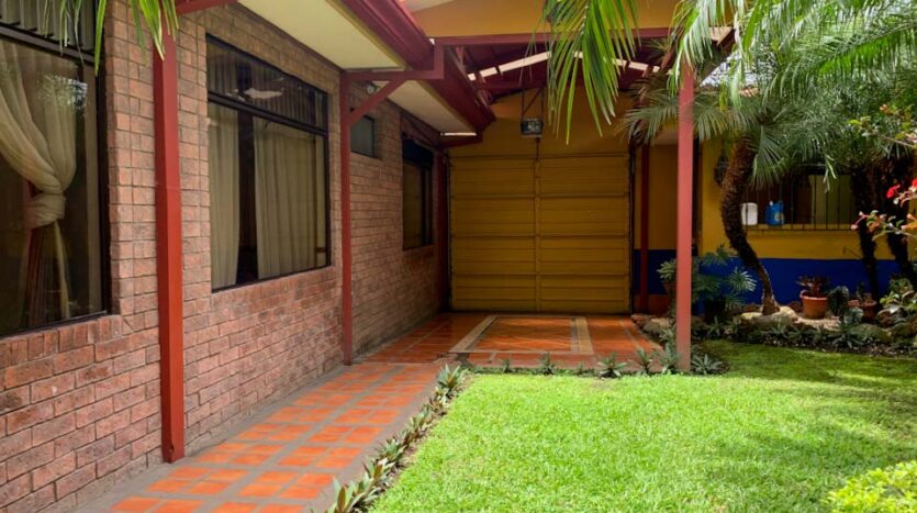 Casa esquinera con lote adjunto en venta en Pavas-Estacionamiento