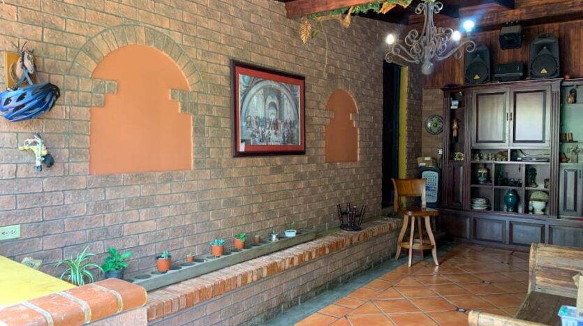 Casa esquinera con lote adjunto en venta en Pavas-Sala