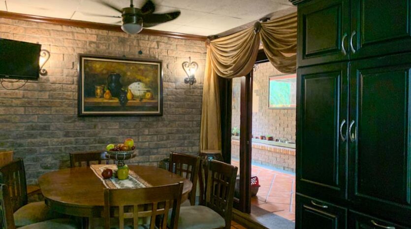 Casa esquinera con lote adjunto en venta en Pavas-Comedor