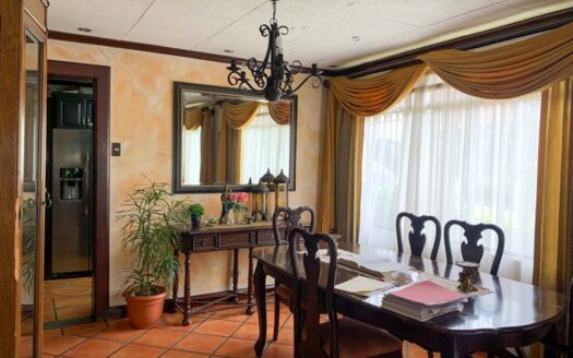 Casa esquinera con lote adjunto en venta en Pavas