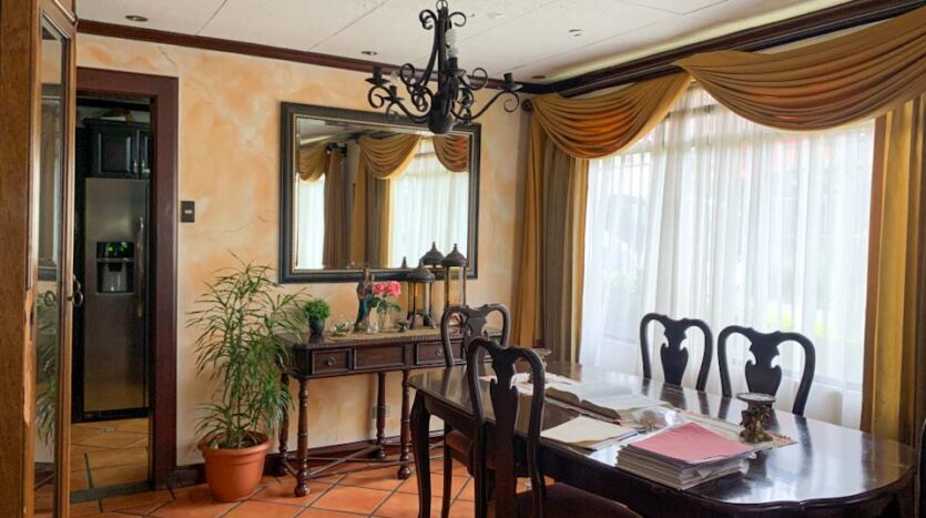 Casa esquinera con lote adjunto en venta en Pavas